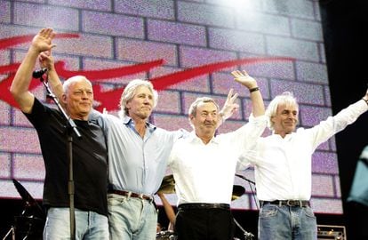 David Gilmour, Roger Waters, Nick Mason and Rick Wright together, after Pink Floyd's performance