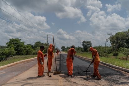 A maintenance team working on a paved part of the road on the way to Careiro do Castanho. 