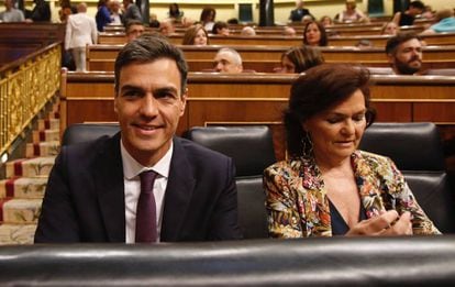 Pedro Sánchez and Deputy PM Carmen Calvo in Congress this morning.