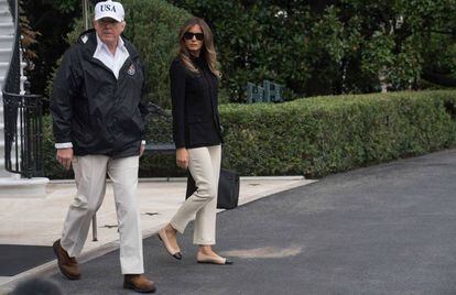Donald Trump y Lady Melania Trump, antes de su salida a Florida.