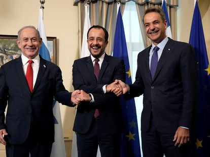 Cyprus President Nikos Christodoulides, Greek Prime Minister Kyriakos Mitsotakis and Israeli Prime Minister Benjamin Netanyahu shake hands before a meeting at the Presidential Palace in Nicosia, Cyprus, September 4, 2023.