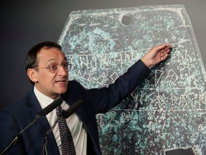 Javier Velaza, expert in epigraphy and professor of Latin Philology at the University of Barcelona, during the presentation of the discovery in November 2022.