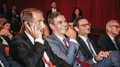 From left to right, Chairman of the Spain-U.S. Chamber of Commerce, Alan D. Solomont; Spain’s Prime Minister, Pedro Sánchez; and Prisa Group Chairman, Joseph Oughourlian, at Wednesday’s forum.