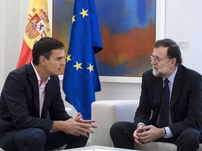 Pedro Sánchez (l) and Mariano Rajoy at La Moncloa on Monday.
