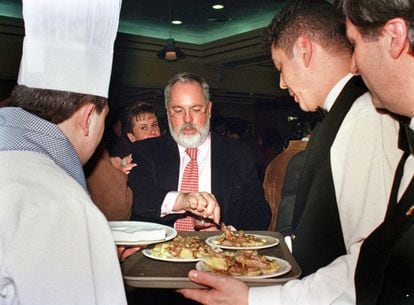 In 2001, the PP Minister of Agriculture, Miguel Arias Cañete, was faced with the mad cow epidemic, which seriously affected consumer confidence in beef. In the photo, Cañete is seen eating veal at a meeting of several of Spain’s largest agricultural associations. 
