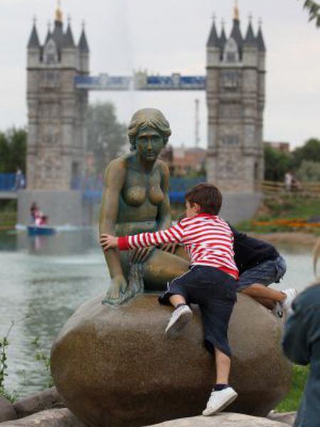 Replicas of Copenhagen's Little Mermaid and Tower Bridge in Torrejón's Parque Europa.
