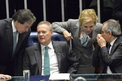 Senators Eunicio Oliveira, Renan Calheiros, Marta Suplicy and Raimundo Lira talking in the upper house.