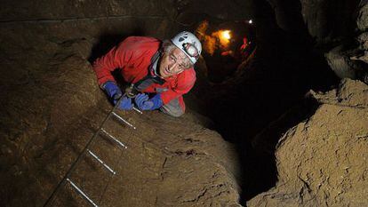 Juan Luis Arsuaga climbs down into the Bone Pit.