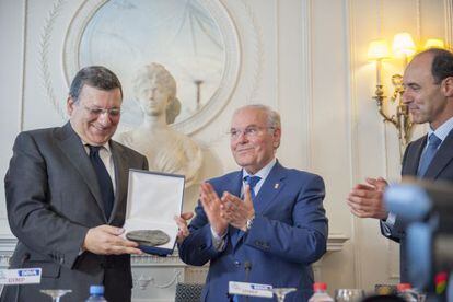 Durão Barroso accepts an honorary medal from the president of UIMP university, César Nombela.
