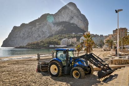 Excavators continue to clear away damage on La Fossa beach in Calp.

