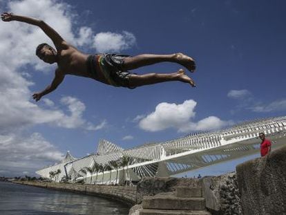 A young man dives into the water in Plaza Mauá