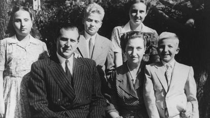 From left to right: Margarita, Juan de Borbón, Juan Carlos, María de las Mercedes de Borbón, Pilar and Alfonso, in 1950.