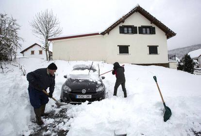 People shoveling snow in Espinar (Navarre), where the snow was 50 cm deep this weekend.