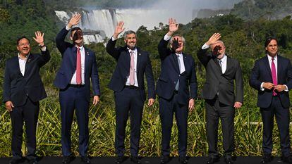 From left To right the presidents Luis Arce (Bolivia), Santiago Peña (elect president of Paraguay), Mario Abdo (Paraguay), Alberto Fernández (Argentina), Lula da Silva (Brazil) and Luis Lacalle Pou (Uruguay) this Tuesday in Puerto Iguazú.