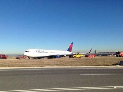 The plane after landing at Barajas, in a photo posted on Twitter by the airport's authorities.