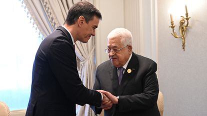 Spanish PM Pedro Sánchez with PNA president Mahmoud Abbas at the Cairo Summit for Peace on October 21, 2023.