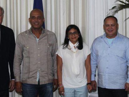 From left: Thomas Shannon, Haitian President Michell Martelly, Delcy Rodríguez, Diosdado Cabello, and an unidentified official.