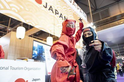 Whoever visits the Japanese stand can take a picture with two ninjas. The stand also has kimono exhibits and ‘sake’ workshops.