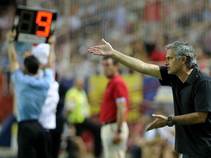 Jos&eacute; Mourinho gesticulates during Saturday night&rsquo;s defeat at Sevilla. 
