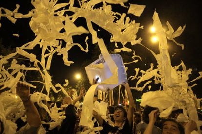 Protesters at the demonstration in Barcelona throw toilet paper into the air using the slogan: “There isn’t enough toilet paper for so much crap!”
