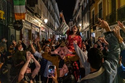 Dozens of people in the center of Madrid in Friday after leaving bars at 11pm, the starting time for the region‘s curfew.