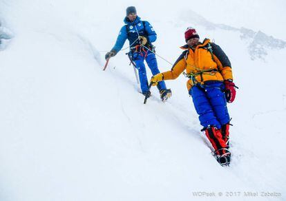 Alberto Iñurrategi guides Italian climber Valerio Annovazzi, after his rescue on Gasherbrum II