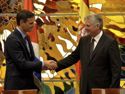 Spain's Prime Minister Pedro Sanchez (l) and Cuba's President Miguel Diaz-Canel shake hands at the Palace of The Revolution in Havana.