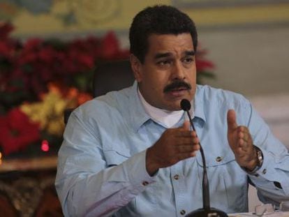 Nicol&aacute;s Maduro delivering a speech from Miraflores palace.  