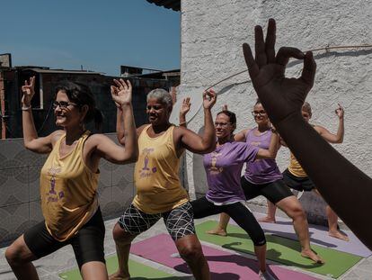 Women practice yoga in the Nucleus of Well-being and Health (Nubes), inside the Complexo da Maré.