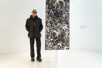 Alexis Martínez acompañado de su obra 'Immured' en la galería Hilario Galgera el 23 de noviembre 2023.