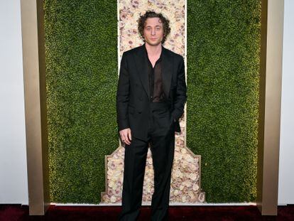 Jeremy Allen White wore a conservative Calvin Klein suit for the 2024 Golden Globes award ceremony.