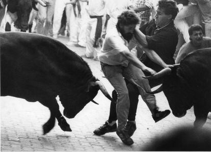 Two runners collide as they try to get out of the way of the bulls at Sanfermines in 1988.
