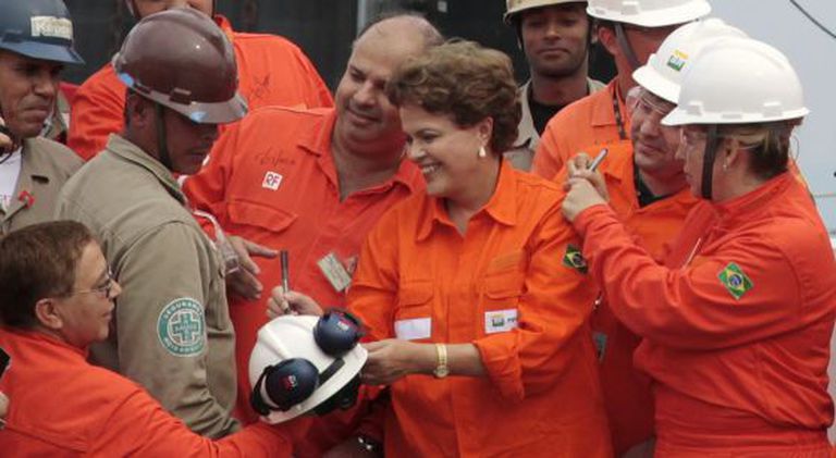 Rousseff signs autographs for Petrobras employees.