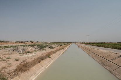 The Tajo–Segura canal as it passes through the Campo de Cartagena farming region in Murcia.