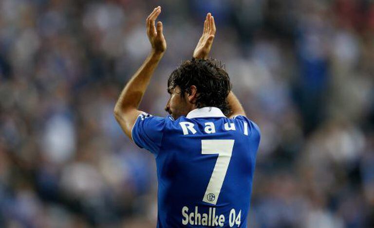 Spanish striker Raúl says he will leave German side Schalke 04 at the end of this season.