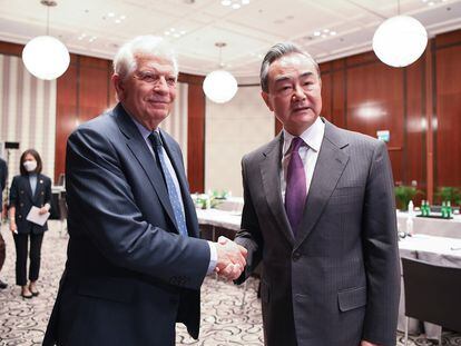 The EU High Representative for Foreign Policy and Defense, Josep Borrell, and the Chinese Foreign Minister, Wang Yi, at the Munich security conference on February 19.