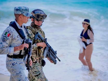 Soldiers patrol a Cancún (Mexico) beach