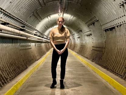 Christine McGuire, directora ejecutiva del Diefenbunker, el pasado mes de febrero en el túnel que da entrada al museo.