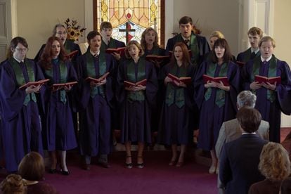 Candy Montgomery – played by Elizabeth Olsen – singing in the chorus of her Methodist church, in a clip from 'Love and Death.'