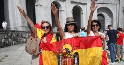 Pro-Franco protesters do the fascist salute.