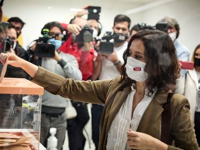 PP candidate Isabel Díaz Ayuso casts her vote on Tuesday morning.