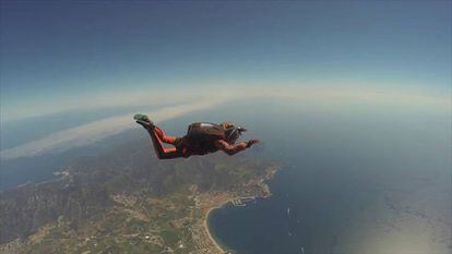 Video: Watch Montse Mechó, 83, on a solo parachute jump.