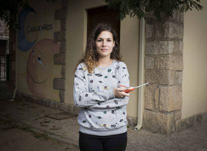 Laura García, 26, teaches in the Casa de Niños in Torremocha del Jarama. She moved here with her parents from Malasaña – in the center of Madrid – when she was seven. Although she is happy with small-town life, she is studying for civil servant exams which will give her more job stability and allow her to live closer to the capital. “The worst thing about living here is that it takes an hour and 15 minutes to get to Madrid on the bus,” she says.