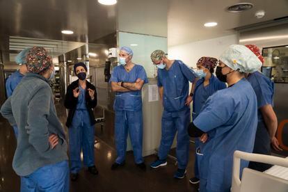 Dr. Villalba talks to her team outside the operating room before the operation begins.