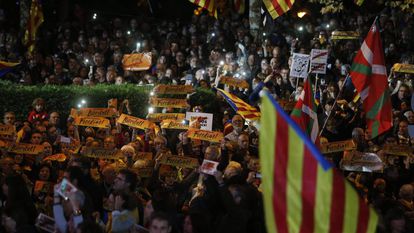 Demonstration in Barcelona calling for sacked Catalan ministers to be released.