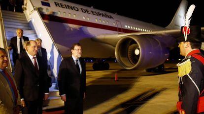 Spanish Prime Minister Mariano Rajoy (c) arrives in Argentina.