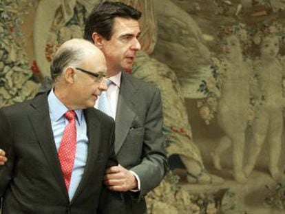 Finance Minister Crist&oacute;bal Montoro (front) with Industry Minister Jos&eacute; Manuel Soria.