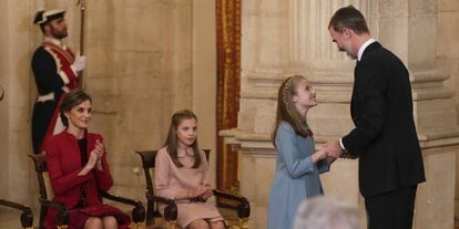 Princess Leonor receives the Order of the Golden Fleece.