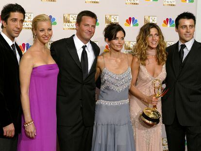 David Schwimmer, Lisa Kudrow, Matthew Perry, Courteney Cox, Jennifer Aniston and Matt LeBlanc, in September 2002, at the Emmy Awards held in Los Angeles, California.
