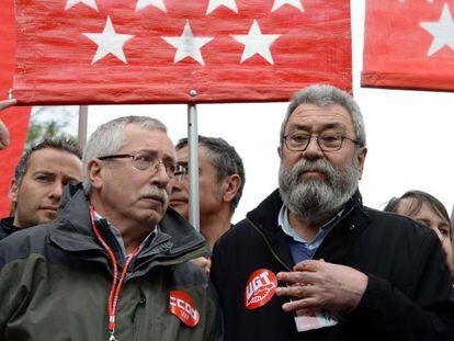 CCOO union leader Ignacio F&eacute;rnandez Toxo (l) and his UGT counterpart C&aacute;ndido M&eacute;ndez lead a May Day march in Madrid on Wednesday.